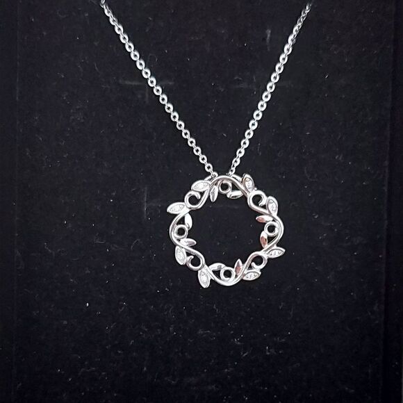 925 Sterling Silver Wreath Necklace - Picture 2 of 9